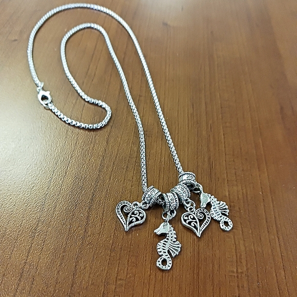 Seahorse and Hearts Necklace - Picture 4 of 11